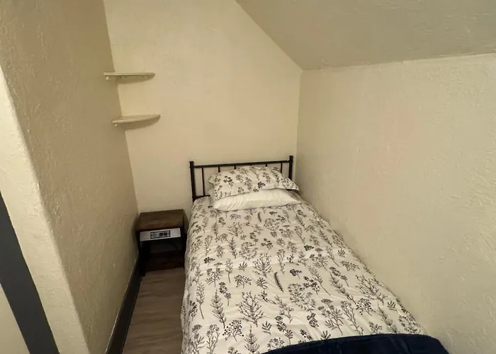 Ua Duplex Two Units 3br And 4br *